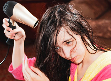 Une fille se sèche les cheveux