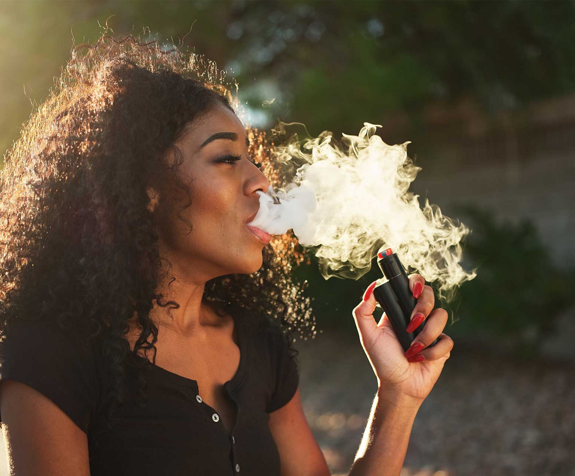 Eine Frau raucht eine Vape