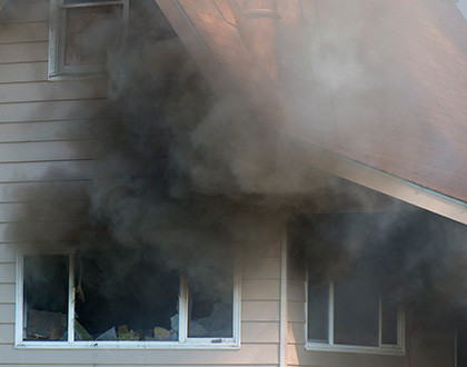 Dichter Rauch qualmt aus einem Haus.