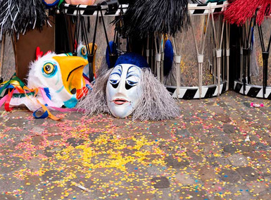 Fasnachtslarven stehen auf dem Boden