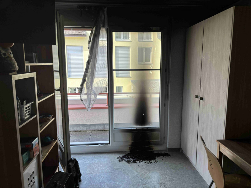 Feuer an Vorhang und Schwarze Asche