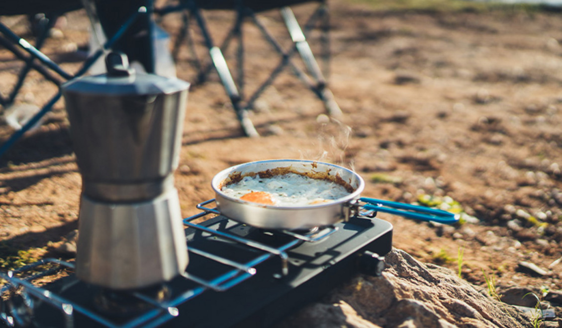 Ein Campingkocher im Freien