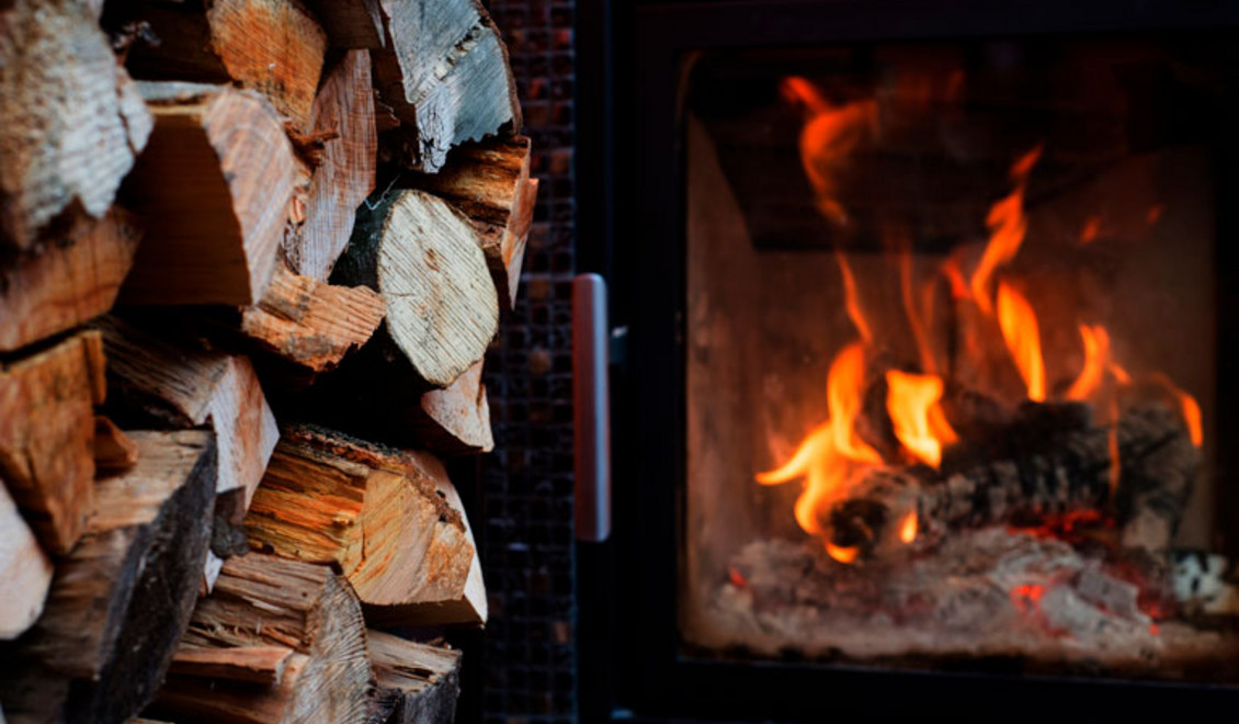 Brennendes Holz in einem Schwedenofen.