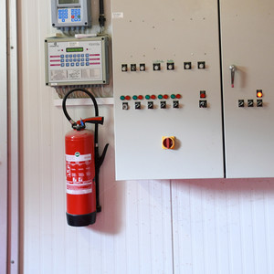 Ein Feuerlöscher hängt an der Wand
