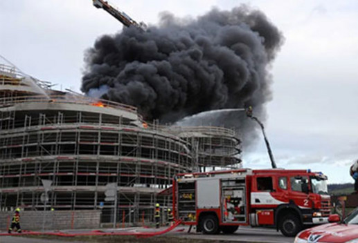 Die Feuerwehr bekämpft einen Brand auf einer Baustelle