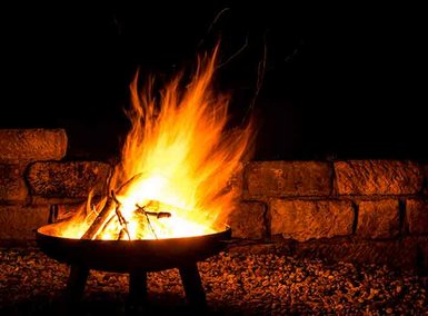 Brennendes Holz in einer Feuerschale