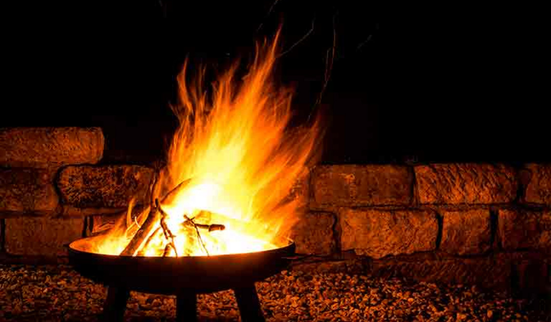 Brennendes Holz in Feuerschale