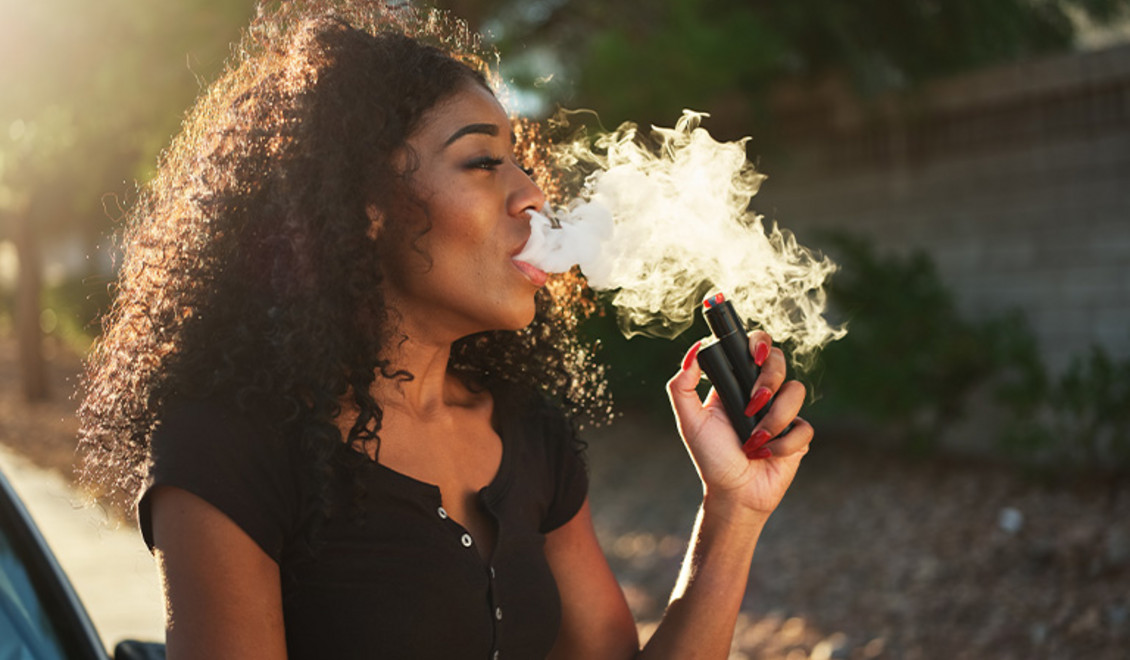 Eine Frau raucht eine Vape