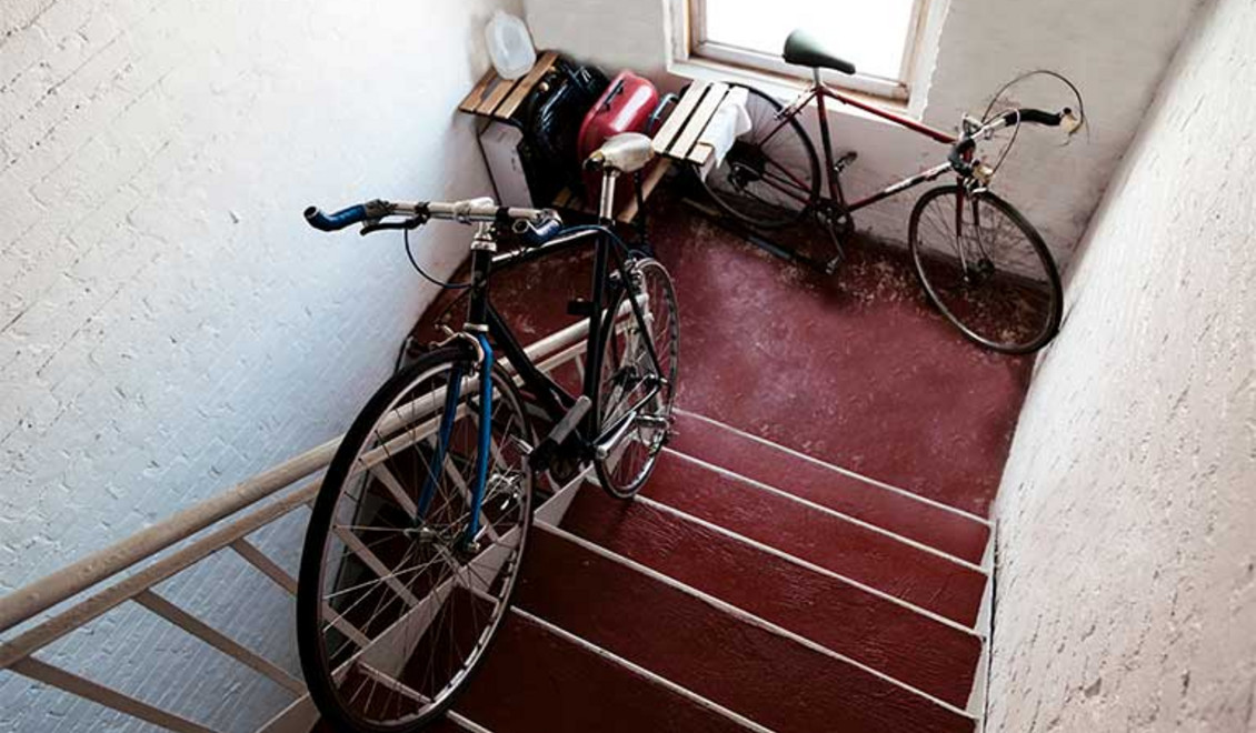 Ein Treppenhaus in dem zwei Fahrräder stehen