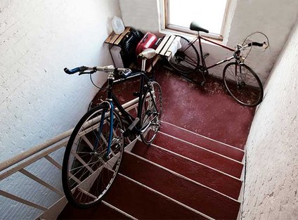 Zwei Fahrräder stehen im Treppenhaus