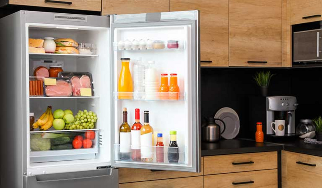 Ein geöffneter Kühlschrank in der Küche