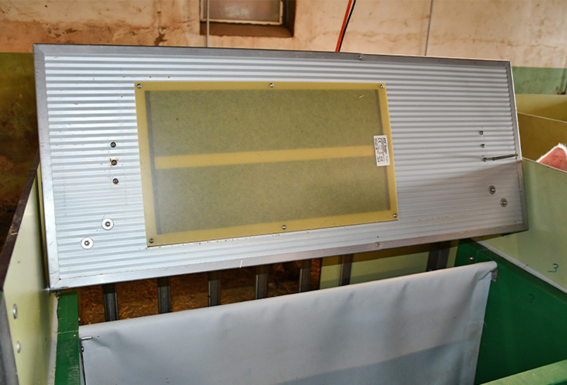 Eine Infrarotplatte steht in einem Hünerstall