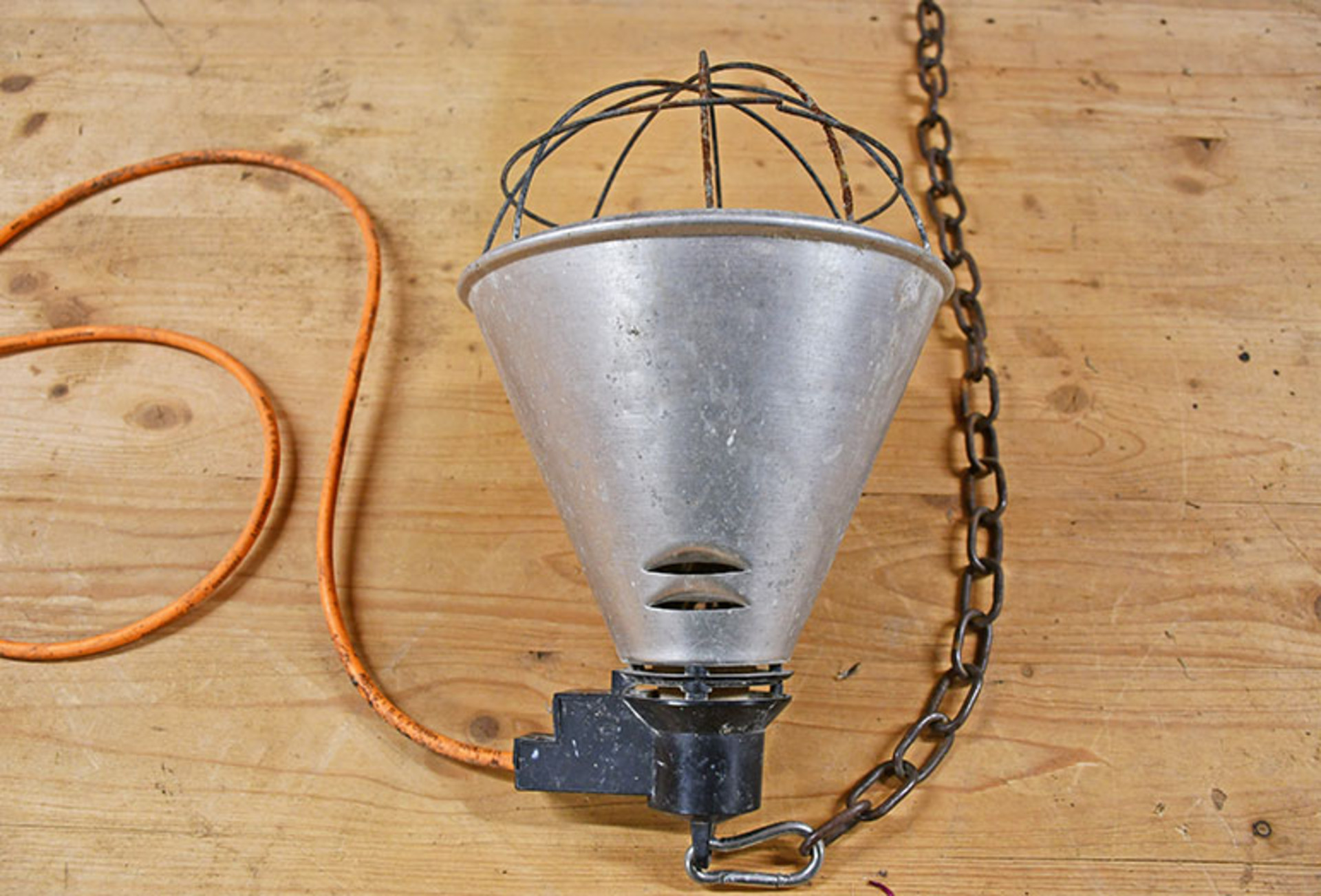 Une lampe chauffante repose sur une plaque en bois.