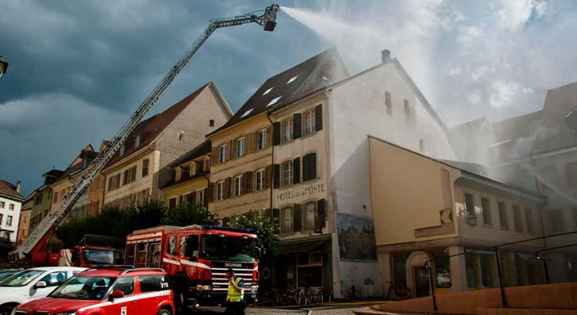 Die Feuerwehr bekämpft einen Hausbrand