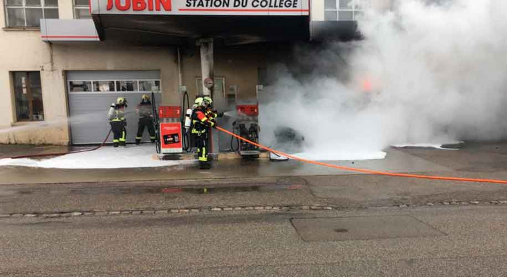 Die Feuerwehr bekämpft einen Brand bei einer Garage