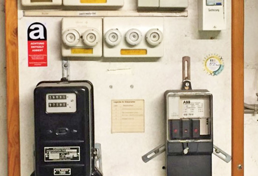 Ein alter Elektro-Verteilkasten