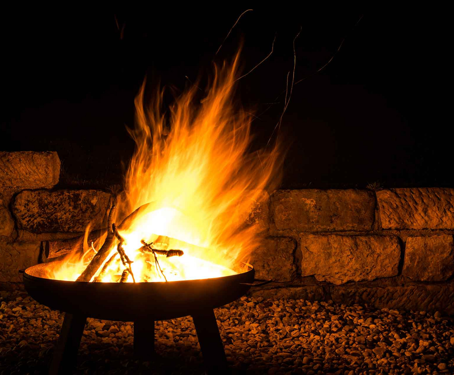 Holz brennt in einer Feuerschale