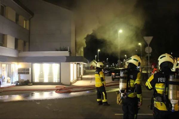 Die Feuerwehr bekämpft einen Gebäudebrand