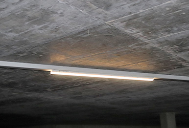 Eine Notbeleuchtung an der Decke der Autoeinstellhalle