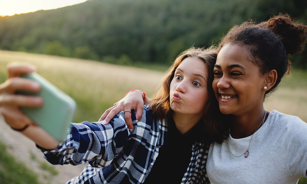 Deux filles prennent un selfie avec leur téléphone portable