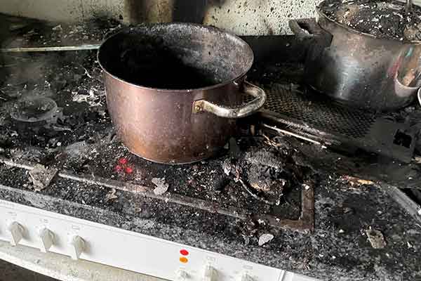 Eine verbrannte Pfanne auf dem Kochherd