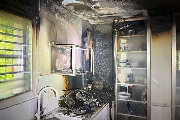 Eine Küche mit Brandschäden