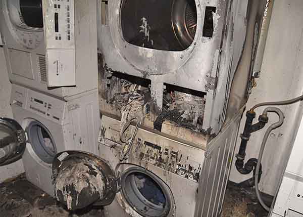 Ein Waschsturm bestehend aus Waschmaschine und Tumbler. Beide sind abgebrannt.