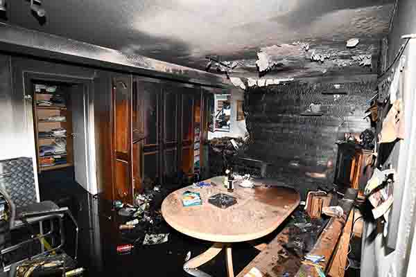 Anblick eines komplett zerstörten Wohnzimmers nach einem Brand.