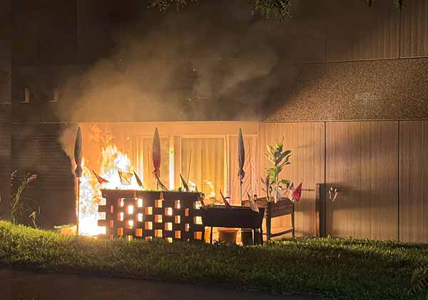 Gasgrill im Garten geht in Flammen auf