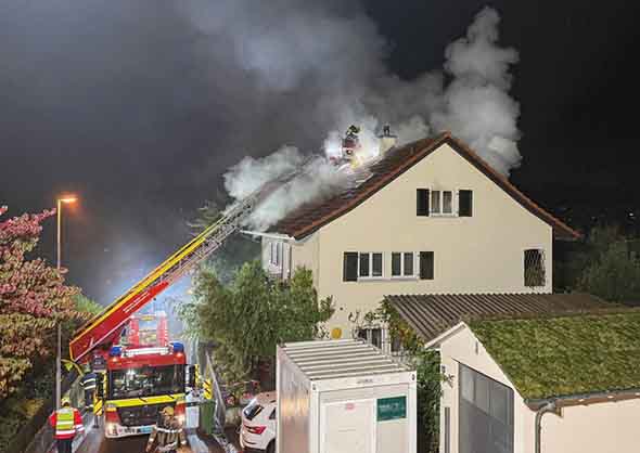 Feuerwehr löscht Brand im Dachstock