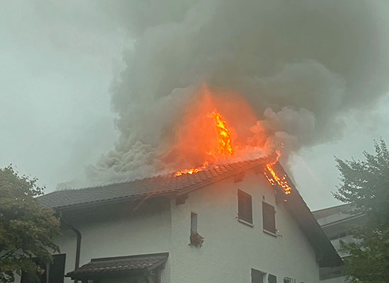 Haus durch Blitzeinschlag in Brand