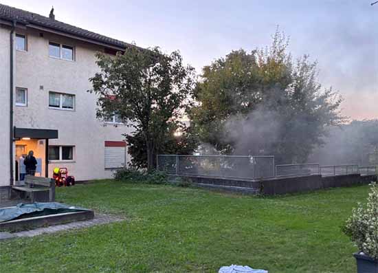 Aus einer Tiefgarage steigt Rauch auf