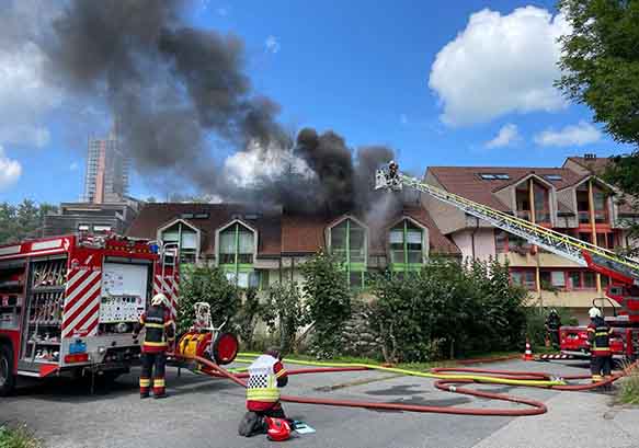 Brand bei Mehrfamilienhaus wird von Feuerwehr gelöscht 