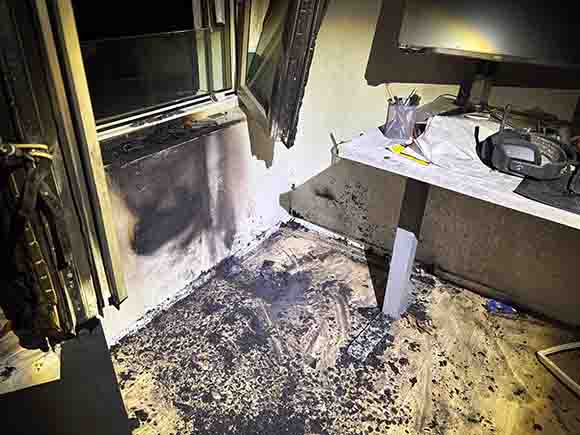 Gelöschter Brand an einem Bürotisch
