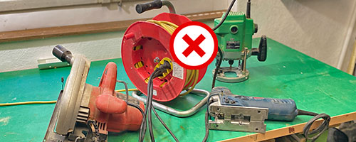 An einer Kabelrolle sind mehrere Werkzeuge angeschlossen