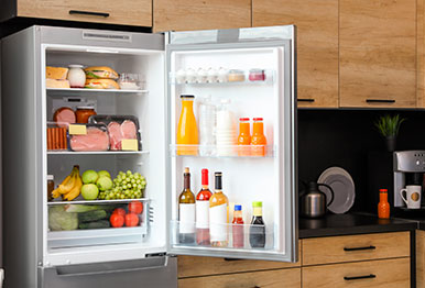 Ein geöffneter Kühlschrank in der Küche
